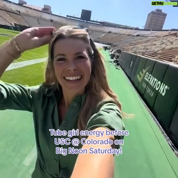 Jenny Taft Instagram - If someone caught the BTS making of this video … I’m sorry!! 🤣🤣🤣 #colorado #sportsreporter #cfb #boulder #coachprime #usc #trojans #cfbonfox #tubegirl