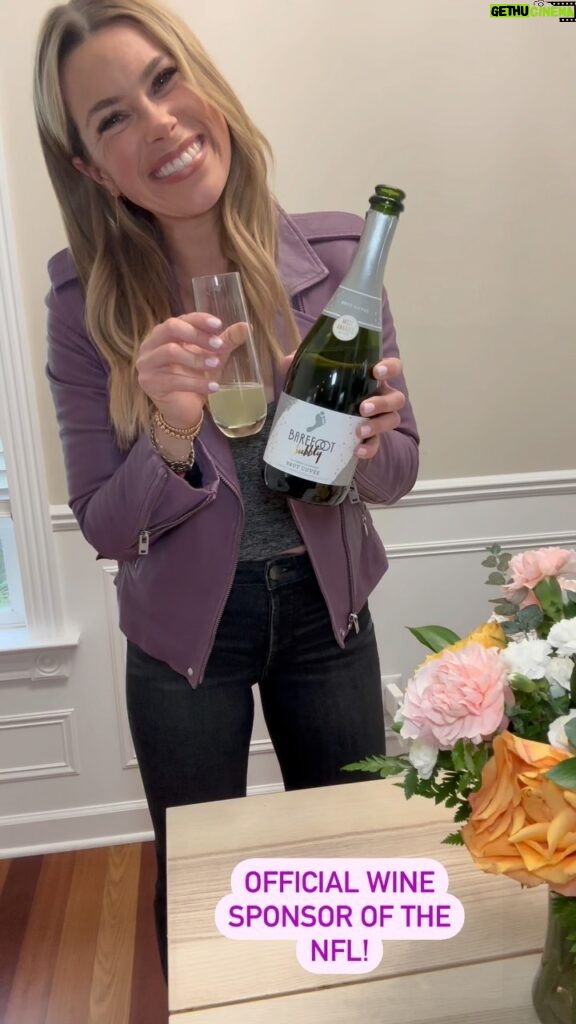 Jenny Taft Instagram - #ad Nothing I love more than football and a mimosa made with the official Wine Sponsor of the NFL @barefootwine! My go to for the perfect mimosa? Just add a “hint” of OJ! 😊 #BarefootNFL #NFL Link in bio for more info!