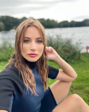 Jennyfer Chachat Instagram - 𝘀𝗼𝘂𝘃𝗲𝗻𝗶𝗿 𝗱𝗲 𝗺𝗼𝗻 𝗶𝗻𝗶𝘁𝗶𝗮𝘁𝗶𝗼𝗻 𝗮𝘂 𝗪𝗮𝗸𝗲-𝗯𝗼𝗮𝗿𝗱 𝗽𝗲𝗻𝗱𝗮𝗻𝘁 𝗹𝗲 𝘁𝗼𝘂𝗿𝗻𝗮𝗴𝗲 ! 
𝗝’𝗮𝗻𝗻𝗼𝗻𝗰𝗲 𝗺𝗼𝗻 𝗰𝗵𝗼𝗶𝘅 𝗳𝗶𝗻𝗮𝗹, 𝗾𝘂𝗲 𝗽𝗲𝗻𝘀𝗲𝘇 𝘃𝗼𝘂𝘀 𝗱𝗲 𝗰𝗲 𝗽𝗿𝗲𝗺𝗶𝗲𝗿 𝗷𝗼𝘂𝗿 𝗱𝗲 𝘃𝗶𝗲 𝗰𝗼𝗺𝗺𝘂𝗻𝗲 ? 

#MATP #w9 #telerealite #dating #love #mariage #tvshow #influenceuse #wakeboard #picardie