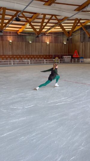 Jennyfer Chachat Instagram - [ j’ai enfin réussi à passer la pirouette sur un pied 🥳] cet aprèm je suis allée m’entraîner à la patinoire de @lesorres  le cadre est top pour allier sport et cadre magique avec la vue incroyable sur nos belles montagnes! Après le ski une multitudes d’activités vous attends à la station , patinoire, luge d’été, pôle multi activité avec escalade, réalité virtuelle des différents sports sur la station! 

#lesorres #iceskating #patinageartistique #ski #lamontagnecavousgagne #myhautesalpes #hautesalpes #influenceuse #sport #passion