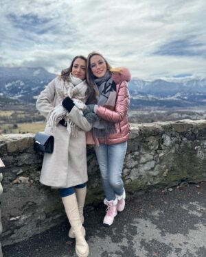 Jennyfer Chachat Instagram - 𝗡𝗼𝘀 𝗿𝗲𝘁𝗿𝗼𝘂𝘃𝗮𝗶𝗹𝗹𝗲𝘀 𝗮𝘃𝗲𝗰 @mrt.fiona 𝗲𝘁 @alex_matp1 𝗱𝗮𝗻𝘀 𝗺𝗮 𝗿é𝗴𝗶𝗼𝗻! 𝗰’𝗲𝘀𝘁 𝗮𝘂𝘀𝘀𝗶 ç𝗮 𝗹𝗲𝘀 𝘁𝗼𝘂𝗿𝗻𝗮𝗴𝗲𝘀 ç𝗮 𝗰𝗿é𝗲 𝗱𝗲 𝗯𝗲𝗹𝗹𝗲𝘀 𝗮𝗺𝗶𝘁𝗶é𝘀! à 𝘁𝗿è𝘀 𝘃𝗶𝘁𝗲 ❤️ 

#MATP #w9 #telerealite #amitiés #embrun #myhautesalpes #laa #friends #influenceurs #hautesalpes #ipreview via @preview.app