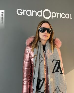 Jennyfer Chachat Instagram - #collaborationcommerciale 
@grandoptical_gap vous trouverez un choix de marques et de modèles impressionnants, il y en a pour tous les goûts ! Ils ont en exclusivité sur gap les grandes marques comme Dior … 
J’ai choisi comme lunettes de vues des Prada or rose (je vous les montre en story), gros coup de cœur pour les lunettes de soleil Versace que je porte sur la photo! 
L’équipe du magasin saura vous accueillir de manière chaleureuse et vous conseillera sur les montures les plus adaptés à votre correction des verres! 
 
#grandoptical #gap #lunettesdevue #lunettesdesoleil #matp #laa #influenceuse #fashion #lunettes #opticien