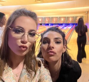 Jennyfer Chachat Instagram - #collaborationcommerciale 
𝗷𝗲 𝘃𝗼𝘂𝗱𝗿𝗮𝗶𝘀 𝗿𝗲𝗺𝗲𝗿𝗰𝗶𝗲𝗿 𝗹𝗲 @lebowling.gap 𝗱𝗲 𝗻𝗼𝘂𝘀 𝗮𝘃𝗼𝗶𝗿 𝘀𝗶 𝗯𝗶𝗲𝗻 𝗿𝗲ç𝘂 𝗽𝗼𝘂𝗿 𝗺𝗮 𝘀𝗼𝗶𝗿é𝗲 𝗱’𝗮𝗻𝗻𝗶𝘃𝗲𝗿𝘀𝗮𝗶𝗿𝗲 ! 
𝗨𝗻𝗲 é𝗾𝘂𝗶𝗽𝗲 𝗮𝘂 𝘁𝗼𝗽, 𝗮𝗺𝗯𝗶𝗮𝗻𝗰𝗲 𝗴𝗮𝗿𝗮𝗻𝘁𝗶 𝗮𝘃𝗲𝗰 𝘂𝗻 𝗗𝗝 𝗱𝗲 𝟮𝟮𝗵 à 𝟭𝗵 𝗹𝗲 𝘀𝗮𝗺𝗲𝗱𝗶 ! 

#bowling #gap #myhautesalpes #amis #friends #birthdayparty #MATP #LAA #w9 #tvrealite #influenceuses #ipreview via @preview.app