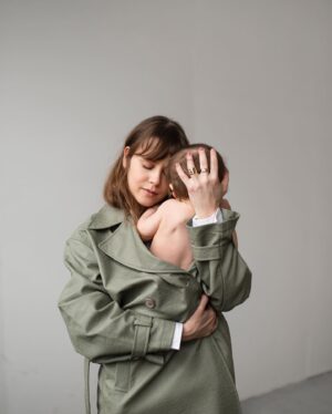 Jenovéfa Boková Instagram - MOTHERMUSES 

S Lucií jsme se potkaly díky naší společné kamarádce Báře, když jsme fotily pro její značku @about.leather . Pamatuju si jako by to bylo včera (jsou to už 4 roky), kdy jsme si povídaly o tom, jak vlastně děti jednou chceme, ale že ještě nevíme kdy a že máme rády ty naše životy tak jak jsou. Když jsem pak Lucce za pár let napsala, jestli by mě nenafotila s bříškem, opravdu jsem nečekala, že mi odepíše, že je také v očekávání a dokonce máme stejný termín porodu!!!! No to prostě nevymyslíš. Nakonec jsou naše holčičky den od sebe. Těhotenské fotky jsme sice nestihly, ale nedávno vznikly tyhle krásné, něžné a zároveň silné snímky v rámci jejího projektu MOTHERMUSES, který vymyslely společně s @makeup_martinaroutkova . 

Ty naše životy před byly sice skvělý, ale to co máme teď, jsme si ani neuměly představit. Jsem ráda, že to cítíme stejně. Jasně, že bysme si  někdy zašly na kafe, kdy si stihneme všechno v klidu říct, nebudeme u toho upatlané a každou chvíli nebudeme muset odbíhat "zachraňovat situaci", ale víte co, ono to zase jednou bude. Protože z toho TEĎ bude BYLO a ty naše holčičky vyrostou, už nebudou potřebovat každou chvilku mlíčko, nebudou potřebovat vodit za ručičku, nebudou potřebovat zvedat a utěšovat, když zakopnou....a my budeme sedět na tom kafi, v klidu vzpomínat na to divoký období s našema rampepurdama a vzdychat, jak nám to chybí. To jsou ty krásný paradoxy života. 🙏🏻😅

Děkuju Luci, že se máme, že se dokážeme společně dojímat nad tou krásou, ale i se vyslechnout, když to zrovna není lehký, ba někdy dost na prd. 💕