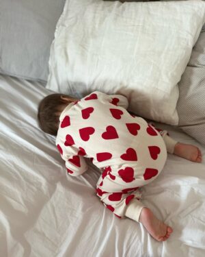 Jenovéfa Boková Instagram - .
S mojí malou rampepurdou je Valentýn každý den❤️

Nenechte se ale zmást instagramem. Dneska nám oběma emoce lítají nahoru-dolů. Už bylo několik slz, ale i úsměvů. Pomáhá nám vzájemné pochopení, že to dneska máme každá sama se sebou těžký 😅🙏🏻

Za pyžamka děkujeme @lindexofficial a @lindexofficialkids - #spolupráce #lindexkids