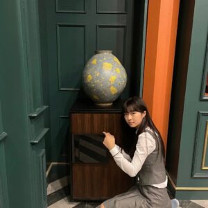 Jeon Chae-eun Instagram - 저어 위대한 냅튠의 모든 바닷물이 내 손의 피를 깨끗이 씻어줄까? 아니야.. 오히려 내 손이 바다를 붉게 물들일거야...
#작은아씨들
#원상아
#오인혜
#박효린