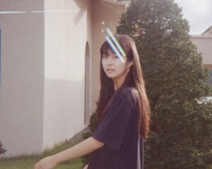 Jeon Chae-eun Instagram - 필름 카메라 모음집 효린이 🤍 
사진가: 인혜언니 ❤️ 
내일 작은아씨들 5화 🌟 
TVN 9시 10분 !!
#작은아씨들 
#박효린
#전채은