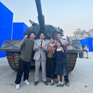 Jeon Chae-eun Instagram - 하하.. 피가 안 묻어있는 사진이 거의 없다😅
이제서야 올리는 삼식이삼촌 모음집🩶
디즈니플러스! 16화까지 모두 다 나왔으니 다들 꼭꼭 정주행 하기!
#삼식이삼촌 #박수진 #이호석 #지나 #김산 #레이첼 #김광민 #가짜피 #fakeblood