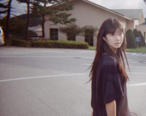 Jeon Chae-eun Instagram - 필름 카메라 모음집 효린이 🤍 
사진가: 인혜언니 ❤️ 
내일 작은아씨들 5화 🌟 
TVN 9시 10분 !!
#작은아씨들 
#박효린
#전채은