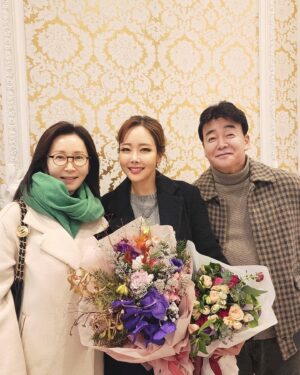 Jeon In-hwa Instagram - 연극 "갈매기"
공연 보러가는날~😄
명불허전 이순재 선생님의 연출과 연기~ 
소유진의 그 어느때보다 돋보이는 연기가 무대에서 멋지게 빛났던 날~👏
클래식한 살아있는듯한 무대배경이 너무 예뻤다^^
.
.
.
#연극 갈매기
#유니버셜아트센터 
#이순재선생님 
#소유진