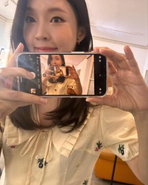 Jeon Ji-yoon Instagram - 7월의 절거운 모멘텀🌼