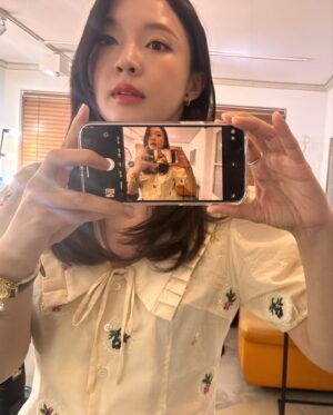 Jeon Ji-yoon Instagram - 7월의 절거운 모멘텀🌼