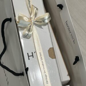 Jeon Ji-yoon Instagram - 아무리 찍어도 아름다움을 카메라가 담을 수 없음..
실물도 너무 예쁘고, 칼의 절삭력이 무서울정도로 좋았다. 
그럼에도 불구하고 가장 좋았던건 만든 이들의 스토리.
창작를 하는 입장에서 가장 눈에 들어오는 건 브랜드의 이미지 보다 ‘어떻게’만들었냐에 더 눈이 가는편인데, 이 브랜드는 찐이라는 생각이 들었다.
칼 하나를 만들어도 24회의 연마과정을 거친다든지, 도마에 모서리 마감처리 라든지 작은 디테일에도 정성이 깃들어 있었다.
공구도 아니고 그냥 너무 좋아서 정말 홍보하고 싶은마음이 절로 들었음. 
하여튼 멋진 헤리터 세계로 뻗어나가길
진심이 담긴 #광고 입니다. 
근데 첫번째 영상 브이로그 소질 있지 않음? 😜
#heriter #kafeheriter #헤리터 #카페헤리터