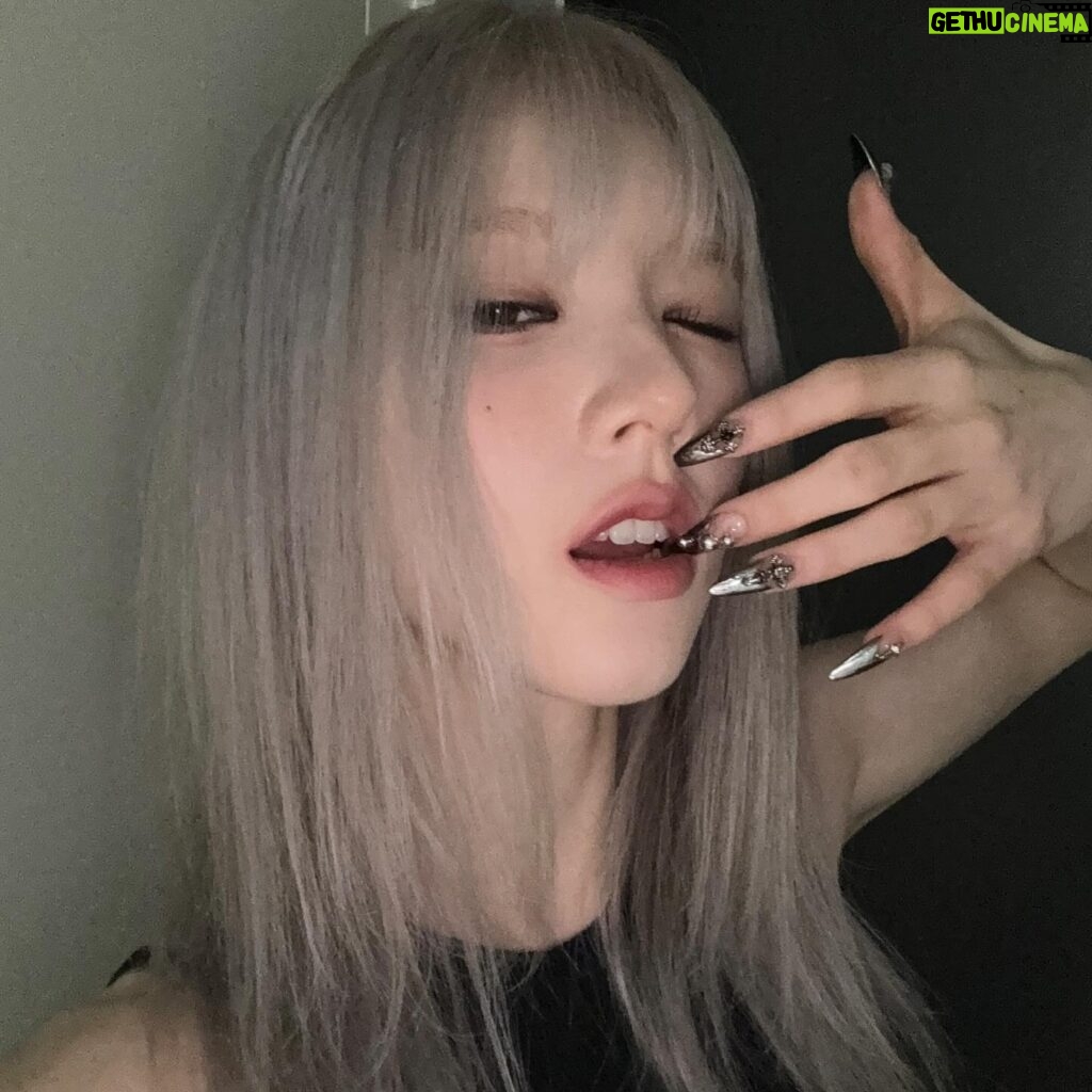 Jeon Hee-jin Instagram - 10 ways to show off my new nails 💅✨