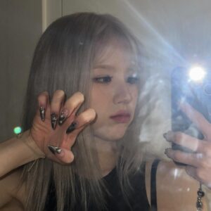 Jeon Hee-jin Instagram - 10 ways to show off my new nails 💅✨