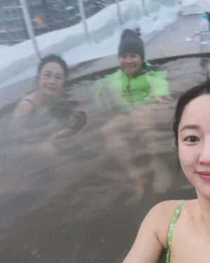 Jeon Hye-bin Instagram - 아주그냥
입이 찢어지겠네 찐행복 찐웃음 😁

@joohee.cho 언니덕분에 육탈 후 
힐링 가득하고 갑니다🥰❤️😘
@heeeeeejinkwon 
언니에게 빚진 렛슨비 어찌 갚노⛷️🏌️‍♀️

#순식간에지나간니세코여행
#올해도으라차차
#좋은기운듬뿍