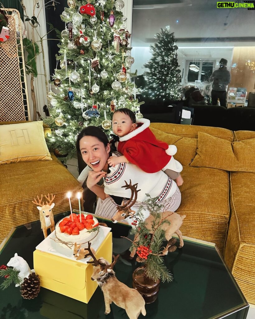 Jeon Hye-bin Instagram - 너와 함께하는 두번째 크리스마스🎄 #엄마바지지못미 #내년엔산타할아버지만나자🎅🏻 #아기라서어쩔수없이몇번울어서 #이번년도에는 #패스 #메리크리스마스🎄