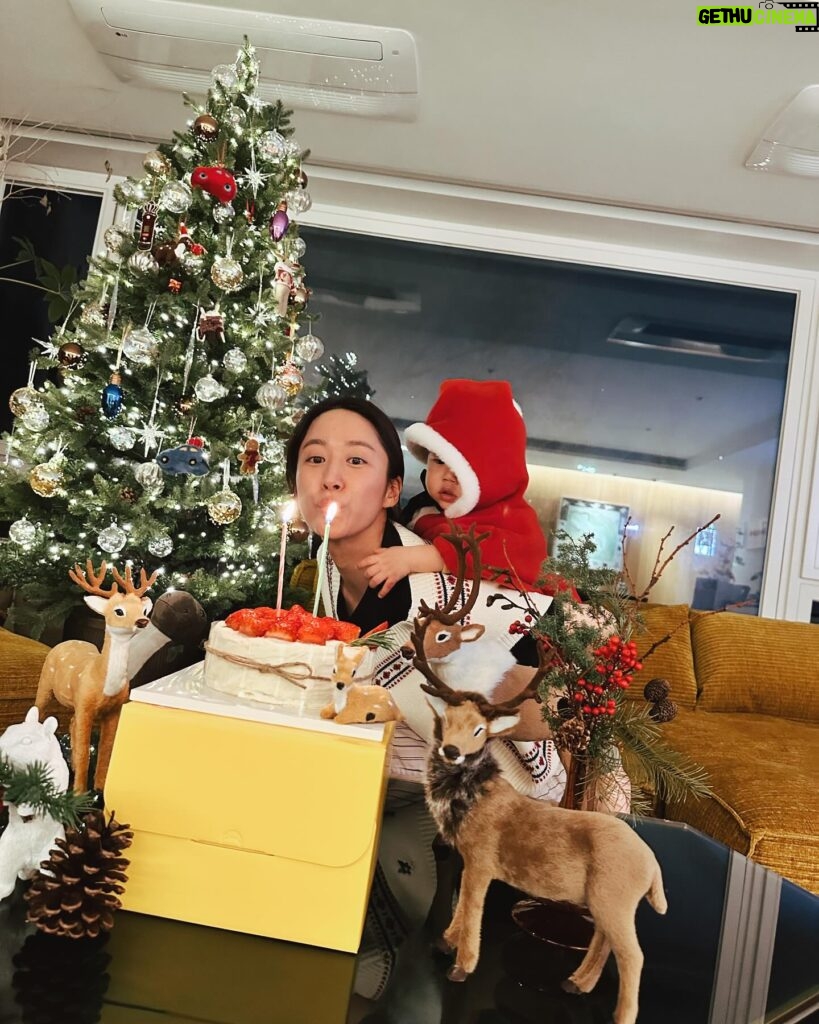 Jeon Hye-bin Instagram - 너와 함께하는 두번째 크리스마스🎄 #엄마바지지못미 #내년엔산타할아버지만나자🎅🏻 #아기라서어쩔수없이몇번울어서 #이번년도에는 #패스 #메리크리스마스🎄