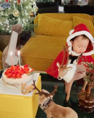 Jeon Hye-bin Instagram - 너와 함께하는 두번째 크리스마스🎄

#엄마바지지못미 
#내년엔산타할아버지만나자🎅🏻 
#아기라서어쩔수없이몇번울어서
#이번년도에는 #패스
#메리크리스마스🎄