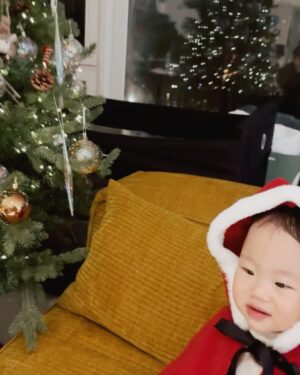 Jeon Hye-bin Instagram - 너와 함께하는 두번째 크리스마스🎄

#엄마바지지못미 
#내년엔산타할아버지만나자🎅🏻 
#아기라서어쩔수없이몇번울어서
#이번년도에는 #패스
#메리크리스마스🎄