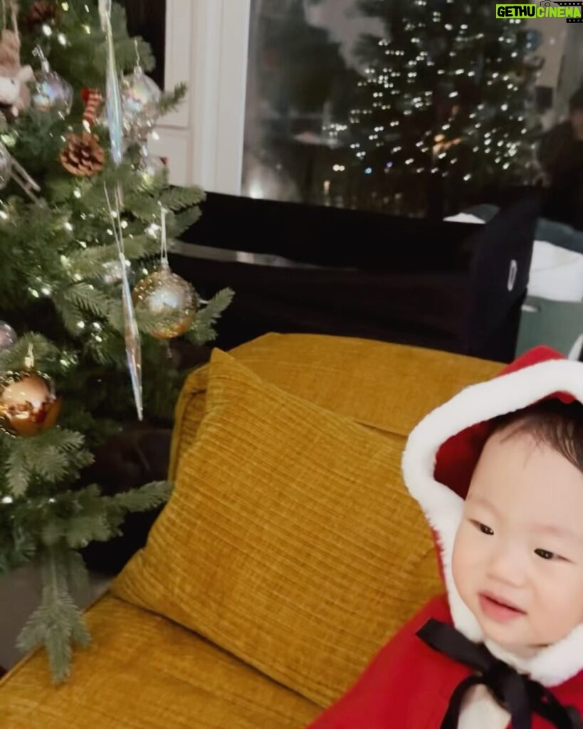 Jeon Hye-bin Instagram - 너와 함께하는 두번째 크리스마스🎄 #엄마바지지못미 #내년엔산타할아버지만나자🎅🏻 #아기라서어쩔수없이몇번울어서 #이번년도에는 #패스 #메리크리스마스🎄