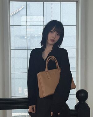 Jeon So-nee Instagram - 🖤🍮🖤
@prada #PradaGalleria #adv