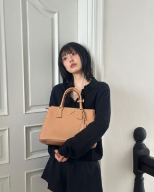 Jeon So-nee Instagram - 🖤🍮🖤
@prada #PradaGalleria #adv