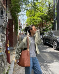Jeon So-nee Instagram - 4월 날씨엔 밖에만 나가면 웃음이 실실 @LouisVuitton #광고 #LVLowkeyHobo
