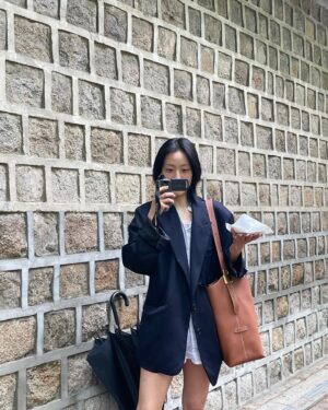 Jeon So-nee Instagram - 4월 날씨엔 밖에만 나가면 웃음이 실실 
@LouisVuitton #광고 #LVLowkeyHobo