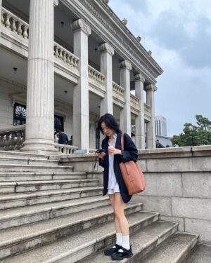 Jeon So-nee Instagram - 4월 날씨엔 밖에만 나가면 웃음이 실실 
@LouisVuitton #광고 #LVLowkeyHobo