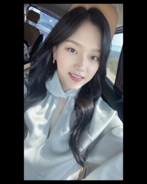 Jeong Da-eun Instagram - 덥다아아 차 밖은 위험해 🫠🍧