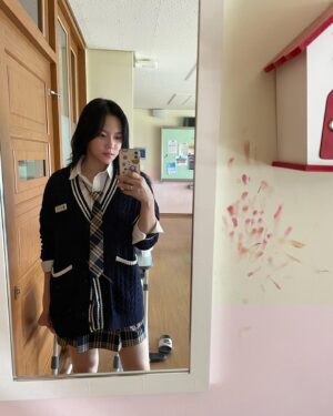 Jeong Da-eun Instagram - 교실 거울 옆 틴트자국은 여전하구나 🥹 
#7인의탈출 #송지아
