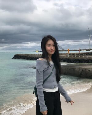 Jeong Da-eun Instagram - 만땅 충전 여행 🌊 🍊 🌴=🖤🖤🖤