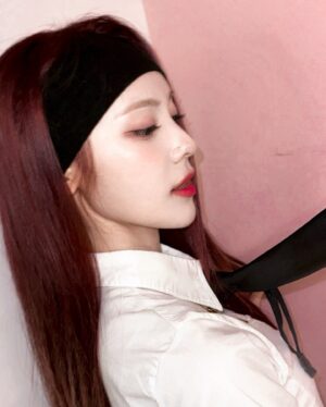 Jeong Jin-sol Instagram - 오랜만에 헤어밴드 •̀ᴗ•̀
