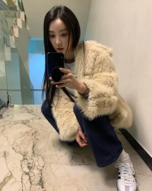 Jeong Yu-mi Instagram - 장기간 사극촬영 끝났으니 뒷북 좀 쳐도 되쟈나.💇🏻‍♀️😛💕
