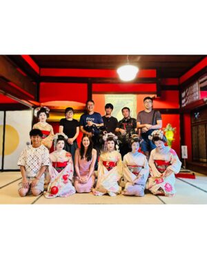Jesseca Liu Instagram - 2023的高高低低： 
因为图中的矮圆桌我被敲断了两根脚趾头，现在它们已经茁壮的恢复了。
四月是绝对有意义的一个月，我毕业了，老公也顺利的拿下了人生第一座红星大奖。心里充满了感激，和 @jesssstify 一起走过了许多的美好。
我接下人生中第一个旅游节目，和老公搭档去了两个国家，台湾和日本。中间还隔了一部电视剧《那一年的除夕夜》，很巧的是他也有份参与，还真的一年到头腻在一块。
拍摄电视剧的中途 外公走了，但他走得安详，大家也已经提前告别了，也算没有遗憾。
忙碌的2023，我们开了新的spa和Jhome4，在2023年底迎来了我们第一组住客 @yahuiyh 小姐姐。年底在出国去台湾排旅游节目之前我们搬家了！好巧不巧的和妹妹 @jiaqiwoo 用了同一家搬运公司。拍摄回来不到5天的时间，我们又到国外旅游了。
2023有很多坏消息，但不妨碍我们以更好的姿态迎接更多的挑战更美好的2024！
#回顾2023 #迎接2024