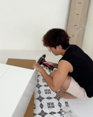 Jesseca Liu Instagram - 2023的高高低低： 
因为图中的矮圆桌我被敲断了两根脚趾头，现在它们已经茁壮的恢复了。
四月是绝对有意义的一个月，我毕业了，老公也顺利的拿下了人生第一座红星大奖。心里充满了感激，和 @jesssstify 一起走过了许多的美好。
我接下人生中第一个旅游节目，和老公搭档去了两个国家，台湾和日本。中间还隔了一部电视剧《那一年的除夕夜》，很巧的是他也有份参与，还真的一年到头腻在一块。
拍摄电视剧的中途 外公走了，但他走得安详，大家也已经提前告别了，也算没有遗憾。
忙碌的2023，我们开了新的spa和Jhome4，在2023年底迎来了我们第一组住客 @yahuiyh 小姐姐。年底在出国去台湾排旅游节目之前我们搬家了！好巧不巧的和妹妹 @jiaqiwoo 用了同一家搬运公司。拍摄回来不到5天的时间，我们又到国外旅游了。
2023有很多坏消息，但不妨碍我们以更好的姿态迎接更多的挑战更美好的2024！
#回顾2023 #迎接2024