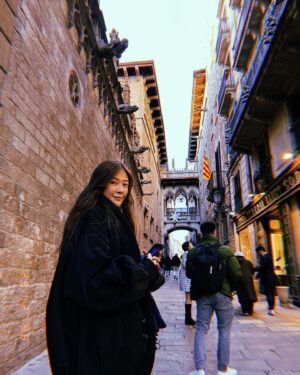 Jesseca Liu Instagram - 西班牙有句话：直线属于人类，曲线属于上帝。

#barcelona #spain🇪🇸