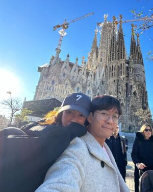 Jesseca Liu Instagram - 西班牙有句话：直线属于人类，曲线属于上帝。

#barcelona #spain🇪🇸