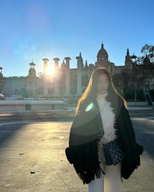 Jesseca Liu Instagram - 西班牙有句话：直线属于人类，曲线属于上帝。

#barcelona #spain🇪🇸