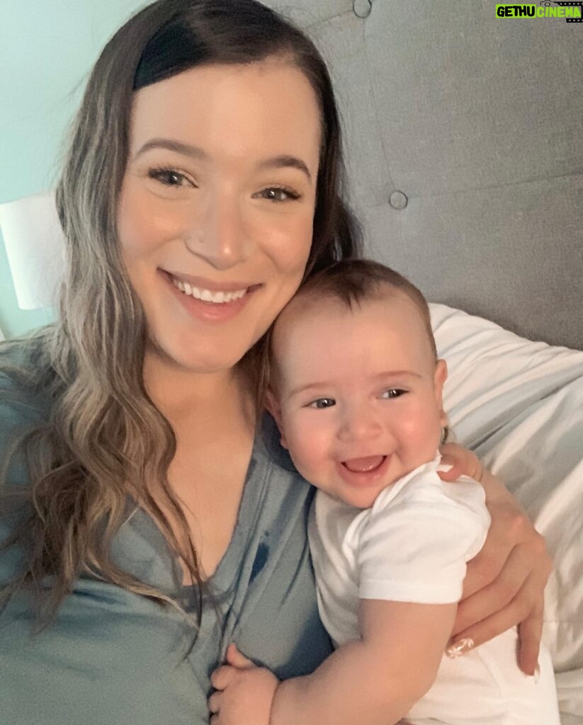 Jessi Smiles Instagram - Photoshoots with a breastfed baby be like….🥴