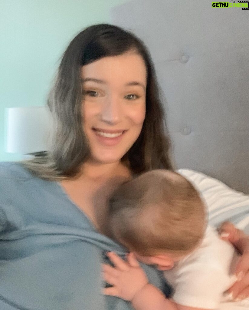 Jessi Smiles Instagram - Photoshoots with a breastfed baby be like….🥴