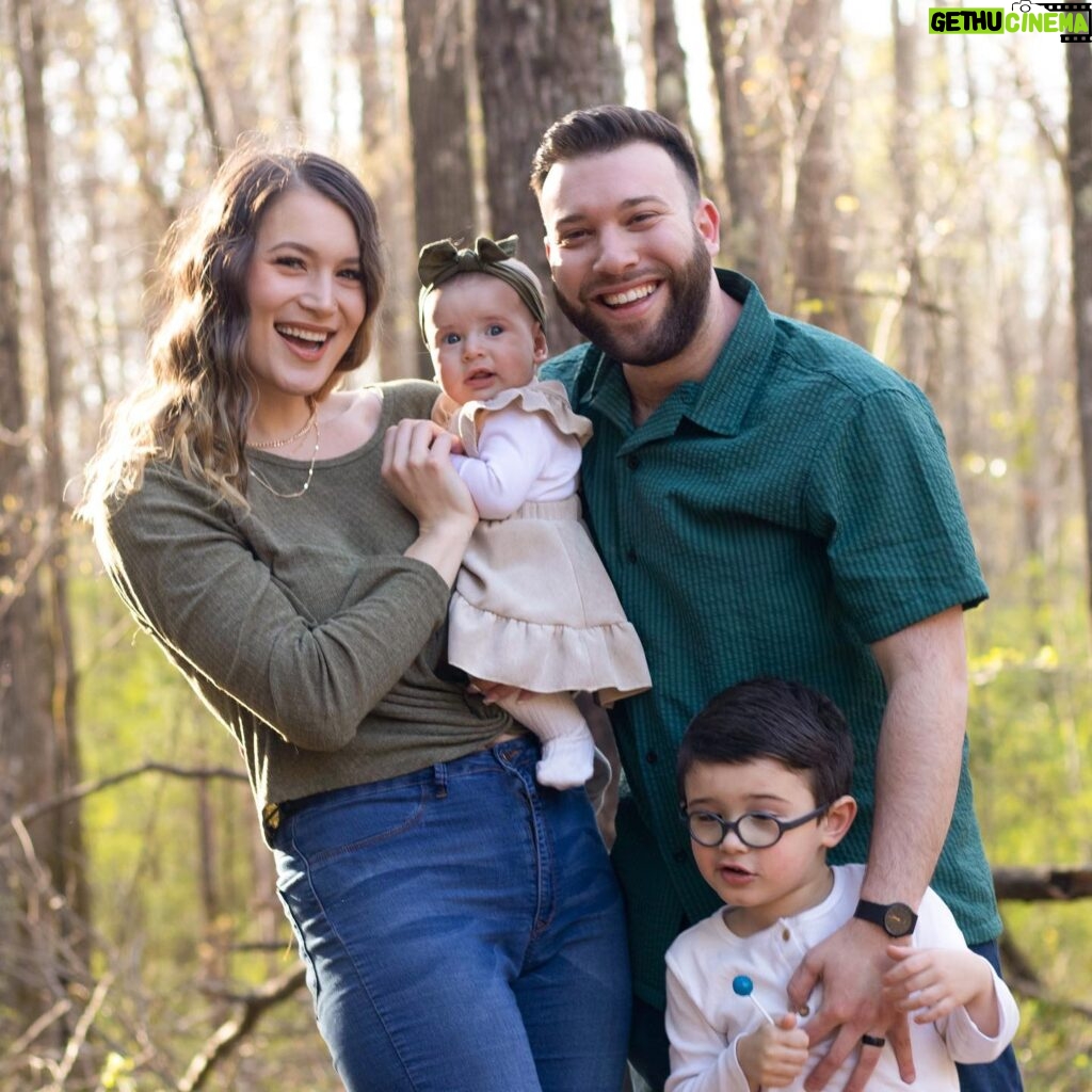 Jessi Smiles Instagram - Our photoshoots are always a hot mess lmao but man do I love my lil family 🥺💛