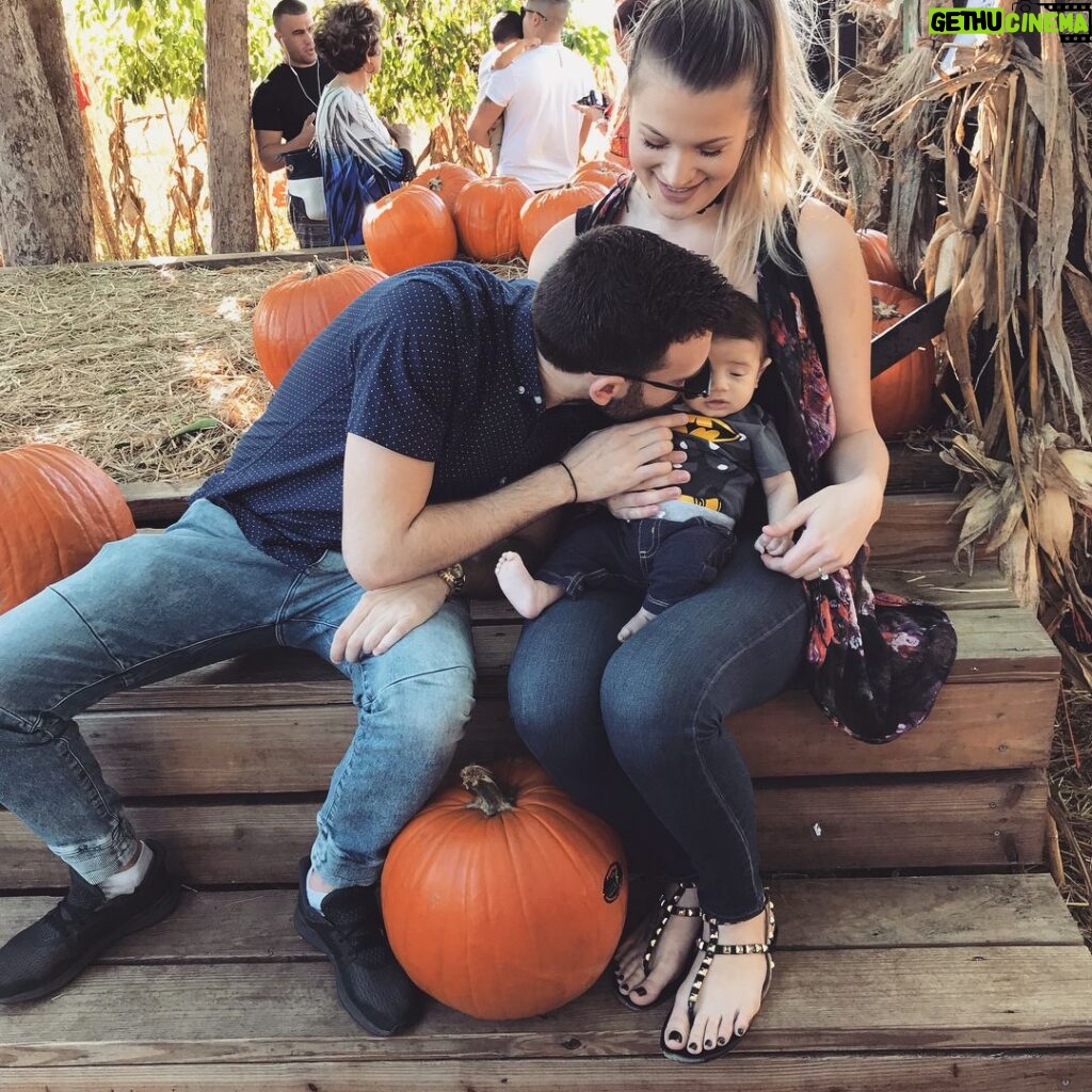 Jessi Smiles Instagram - Pumpkin patch shenanigans 🎃💛