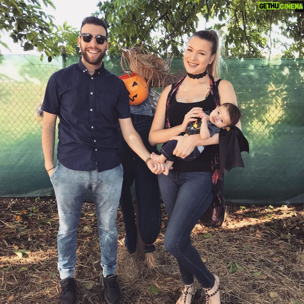 Jessi Smiles Instagram - Pumpkin patch shenanigans 🎃💛