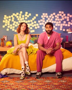 Jessica Brown Findlay Instagram - The Flatshare 🔑💕

⭐️Based on the novel by @betholearyauthor and Adapted by @roselewenstein 

⭐️Leon and Tiff are going to move into your TV schedules and your hearts!!!

 📝I’m just leaving a post it here to say how incredibly proud of this job I am. Everyone involved. Bliss! 

Shout out to @earlywelsh for being the best flatmate! 

@paramountplusuk
@premier_telly
@premierpersonalpr 

#theflatshare