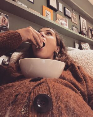 Jessica Brown Findlay Instagram - 9 in, 9 out 🩵🩵🩵 

#imissusingmybumpasatable