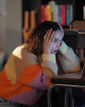 Jessica Brown Findlay Instagram - The Flatshare 🔑💕

⭐️Based on the novel by @betholearyauthor and Adapted by @roselewenstein 

⭐️Leon and Tiff are going to move into your TV schedules and your hearts!!!

 📝I’m just leaving a post it here to say how incredibly proud of this job I am. Everyone involved. Bliss! 

Shout out to @earlywelsh for being the best flatmate! 

@paramountplusuk
@premier_telly
@premierpersonalpr 

#theflatshare
