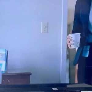 Jessica Cerezo Instagram - Cada dia se pondrá más interesante esta increíble #historia! #sara @delacampa @andresebastianglz @vuelveamitvnovela todas las noches a las 9 pm por @telemundo @vuelveamitlmdo @vuelveamitv @telenovelasfan_hungria @seriestlmundo @mvp_talent #managment #vip #top #blessed! Cuéntenme que les pareció el capítulo de hoy? Los leo …..👇🏻🌠📸📽️🎥🙌🏻👏🏼🌟🤩