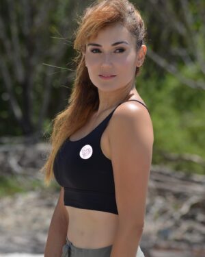 Jessica Cerezo Instagram - It is not the strongest nor more intelligent species that survives, but the one most adaptable to change. Charles Darwin ‘ 👗 @palmcuorestore 📸 @rockmeelphotographer #model #active #latin #soon #actress #miami #vzla #photoshoot #beach #talent @beaumanagement_
